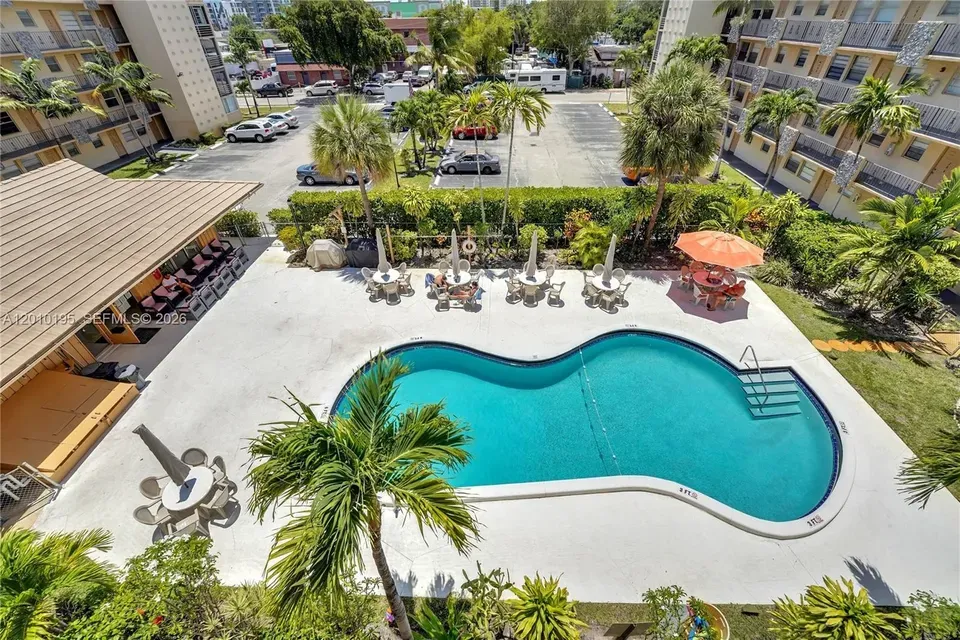 1 Bed 1 Bath Urban Residential Condo in Hollywood, FL