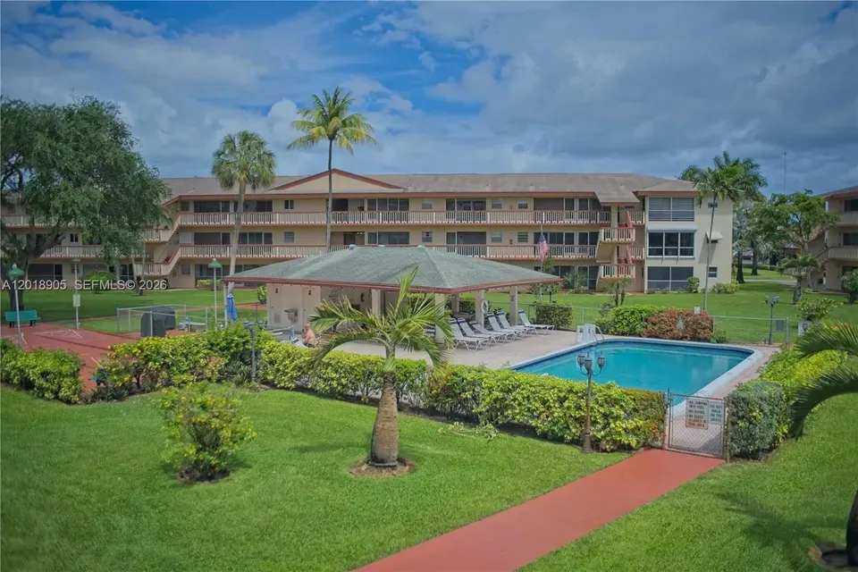 1 Bed 1 Bath Urban Residential Condo in Hollywood, FL