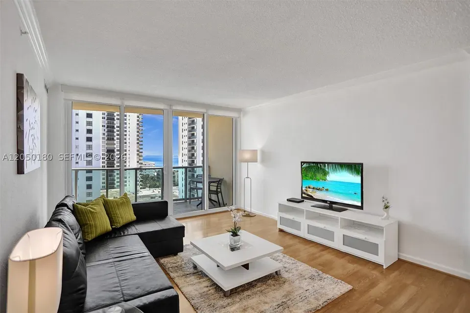 1 Bed 1 Bath Urban Residential Condo in Hollywood, FL - 4