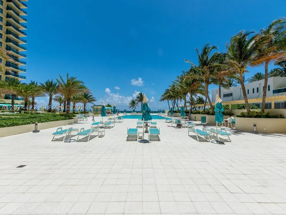 1 Bed 1 Bath Urban Residential Condo in Hollywood, FL