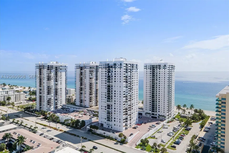 1 Bed 1 Bath Urban Residential Condo in Hollywood, FL