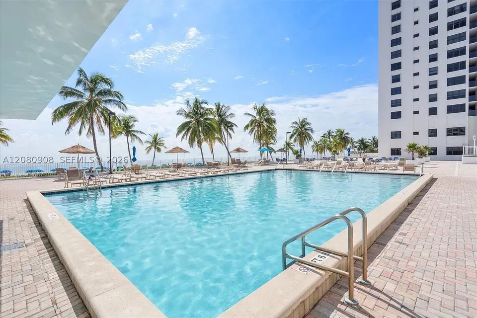 1 Bed 1 Bath Urban Residential Condo in Hollywood, FL - 2