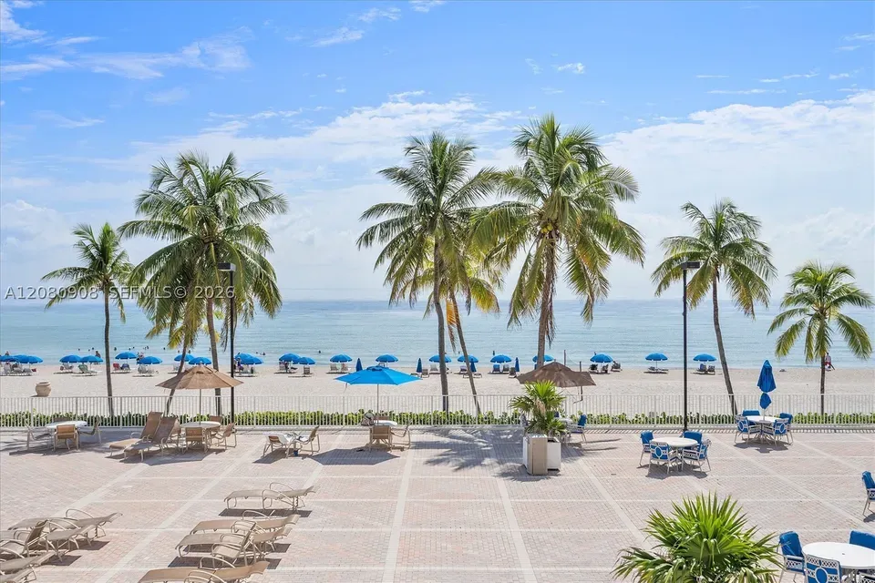1 Bed 1 Bath Urban Residential Condo in Hollywood, FL - 3