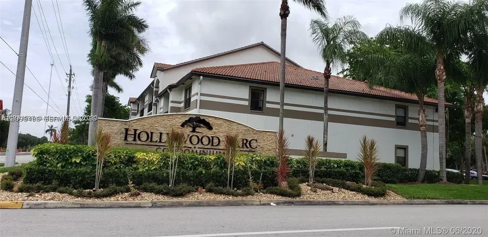1 Bed 1 Bath Urban Residential Condo in Hollywood, FL