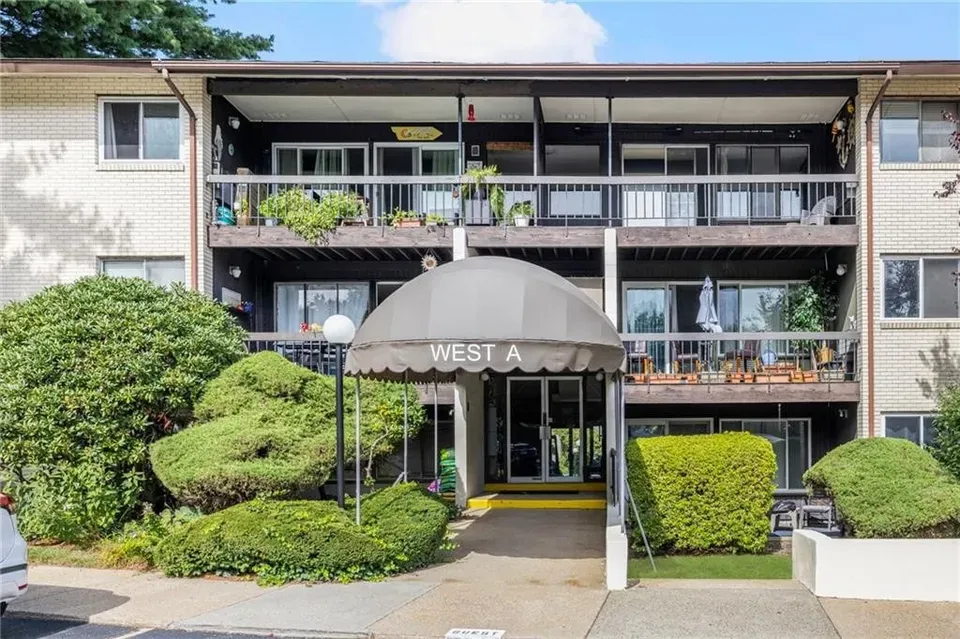 1 Bed 1 Bath Urban Residential Condo in Warwick, RI - 3