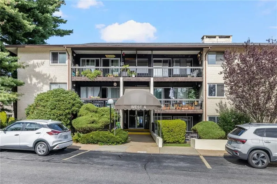 1 Bed 1 Bath Urban Residential Condo in Warwick, RI - 4