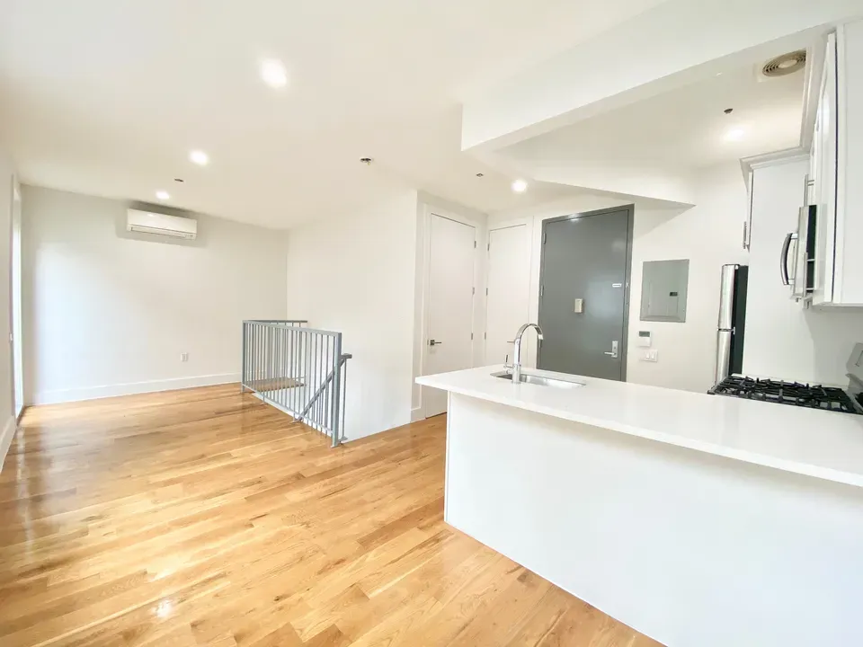 1 Bed 2 Bath Contemporary High-Rise Condo in Brooklyn, NY - 3