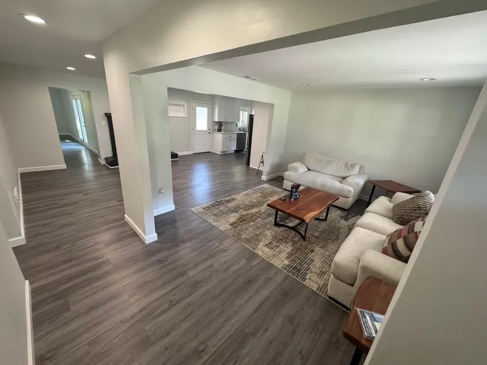 1 Bed 2 Bath Contemporary High-Rise Condo in Chesapeake, VA - 4