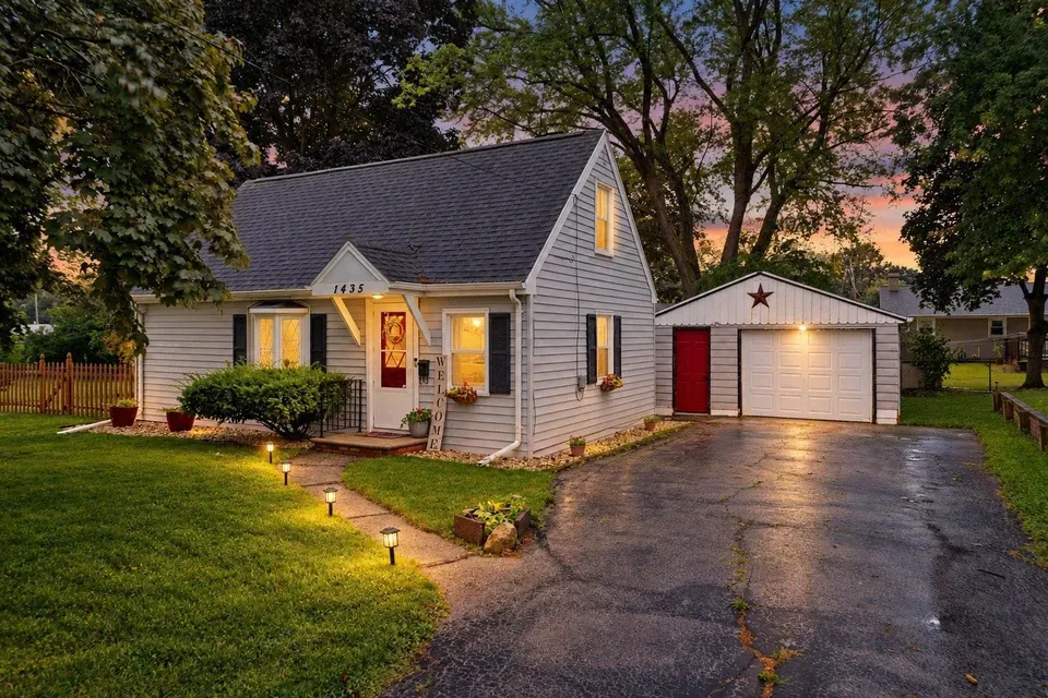 2 Bed 1 Bath Classic Historic Era Home in Green Bay, WI - 1