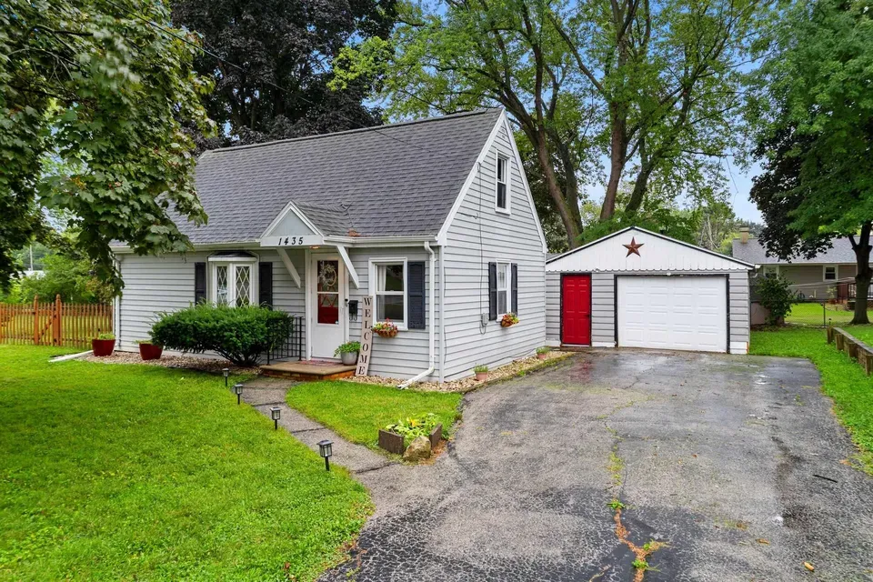 2 Bed 1 Bath Classic Historic Era Home in Green Bay, WI - 2