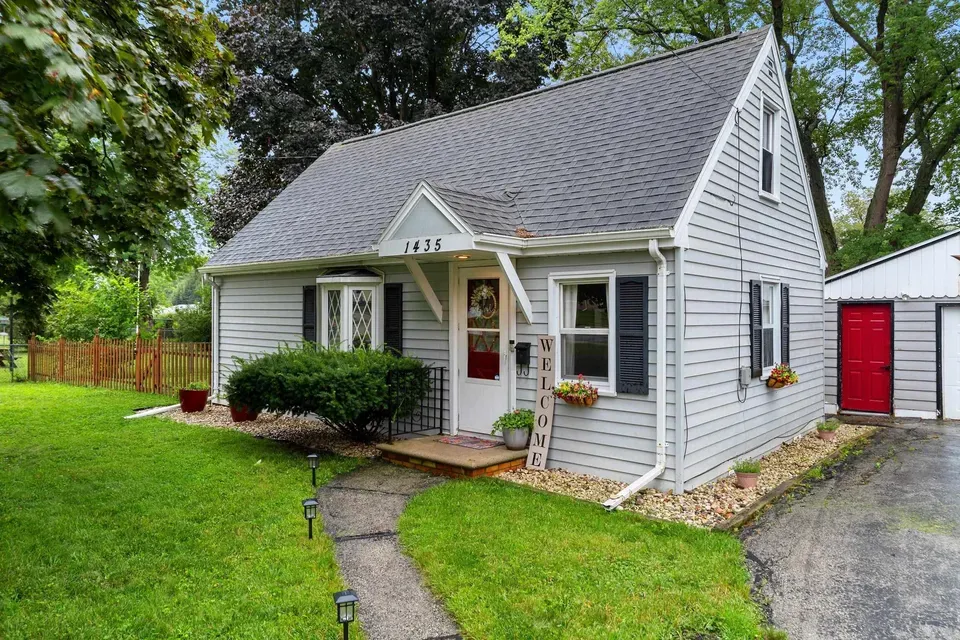 2 Bed 1 Bath Classic Historic Era Home in Green Bay, WI - 4