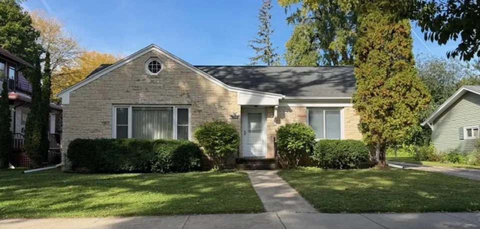 2 Bed 1 Bath Classic Historic Era Home in Green Bay, WI - 1