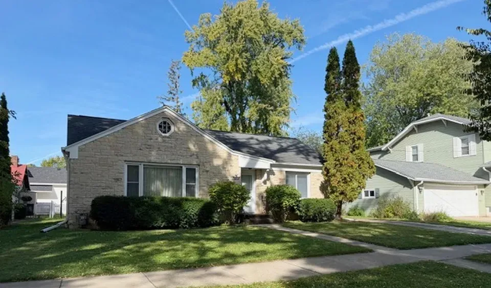 2 Bed 1 Bath Classic Historic Era Home in Green Bay, WI - 2