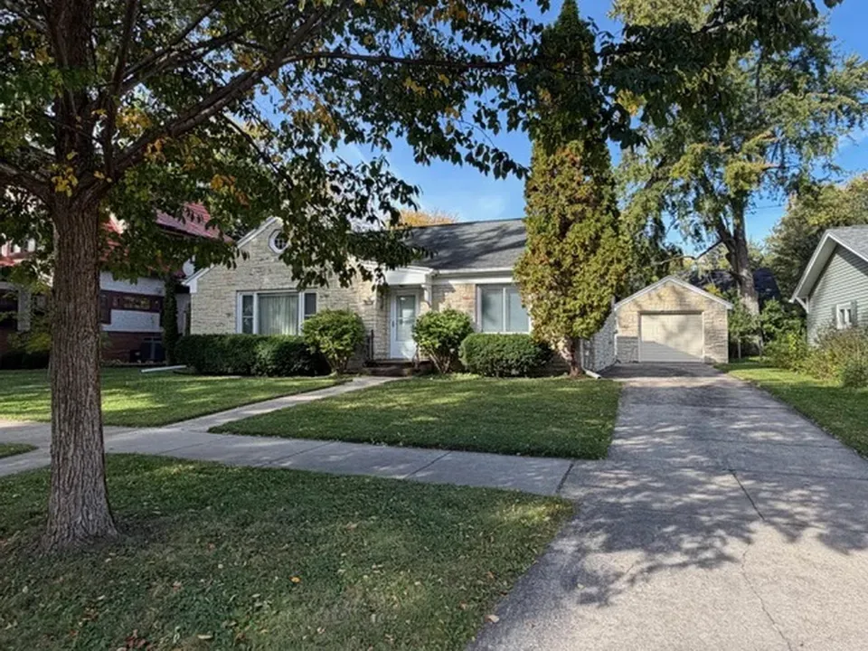 2 Bed 1 Bath Classic Historic Era Home in Green Bay, WI - 3