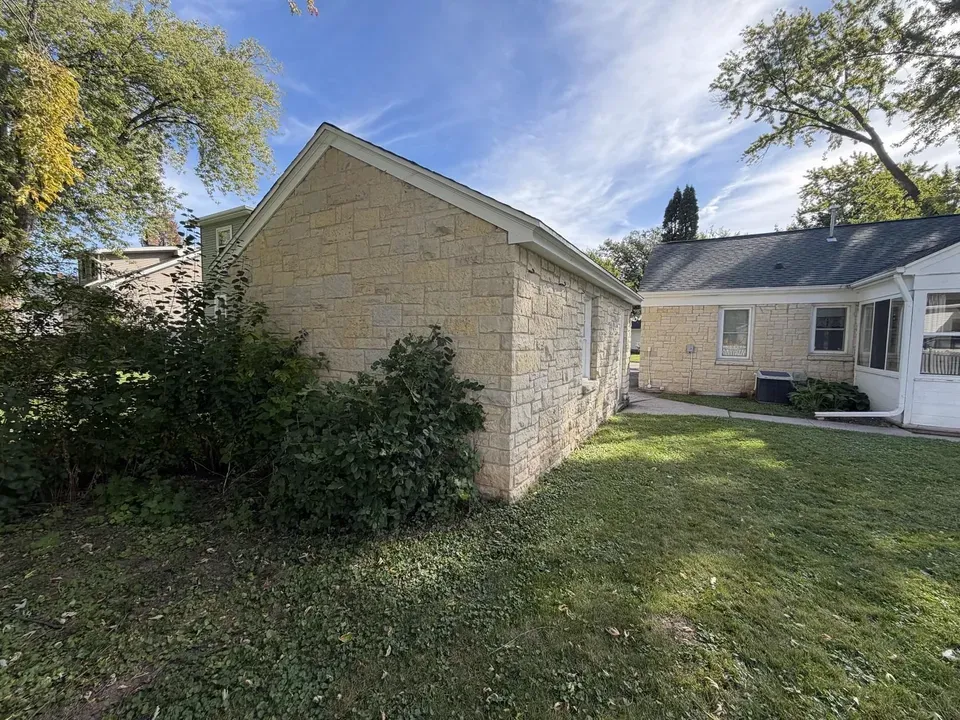 2 Bed 1 Bath Classic Historic Era Home in Green Bay, WI - 5