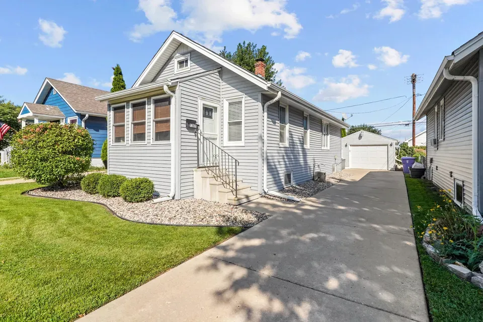 2 Bed 1 Bath Classic Historic Era Home in Kenosha, WI