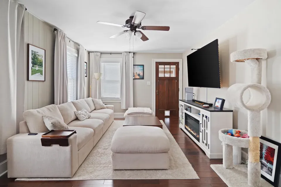 2 Bed 1 Bath Classic Historic Era Home in Kenosha, WI - 4