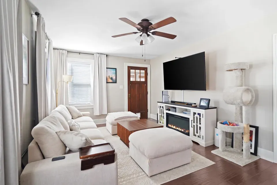 2 Bed 1 Bath Classic Historic Era Home in Kenosha, WI - 5
