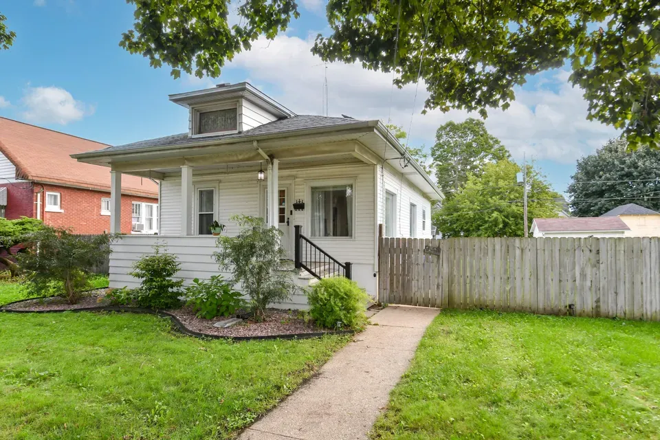 2 Bed 1 Bath Classic Historic Era Home in Kenosha, WI