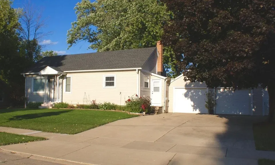 2 Bed 1 Bath Classic Historic Era Home in Kenosha, WI - 2