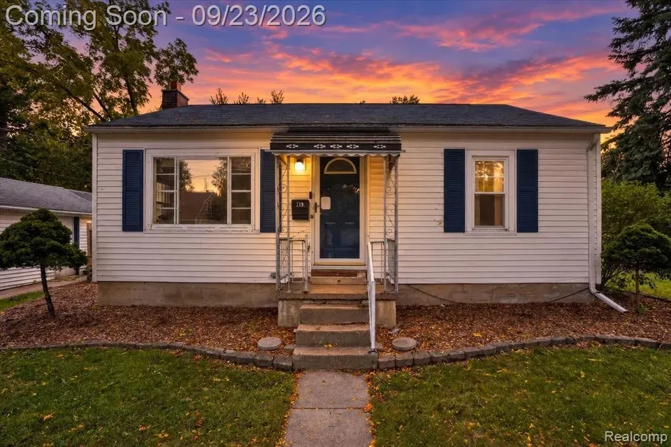 2 Bed 1 Bath Classic Historic Era Home in Lansing, MI
