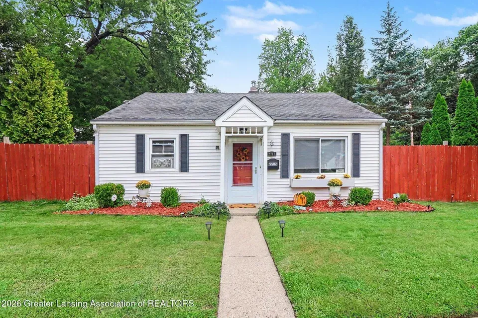 2 Bed 1 Bath Classic Historic Era Home in Lansing, MI - 2