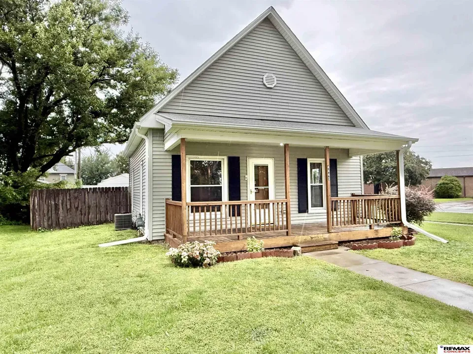 2 Bed 1 Bath Classic Historic Era Home in Lincoln, NE - 2