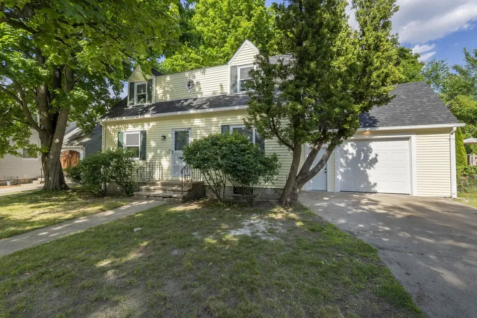 2 Bed 1 Bath Classic Historic Era Home in Manchester, NH