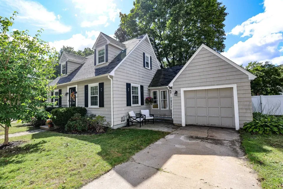 2 Bed 1 Bath Classic Historic Era Home in Manchester, NH - 1