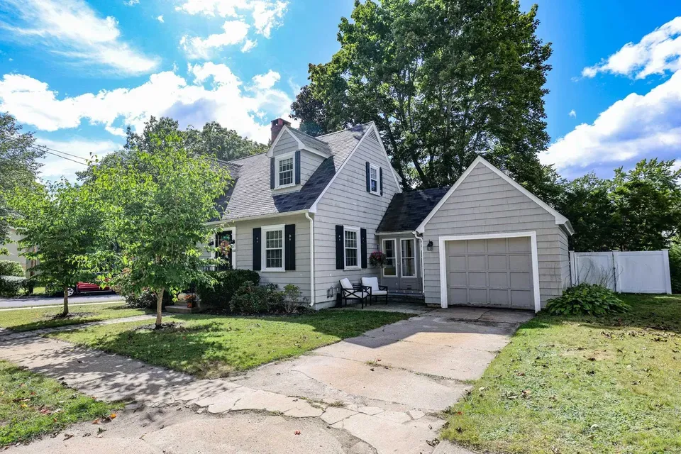2 Bed 1 Bath Classic Historic Era Home in Manchester, NH - 2