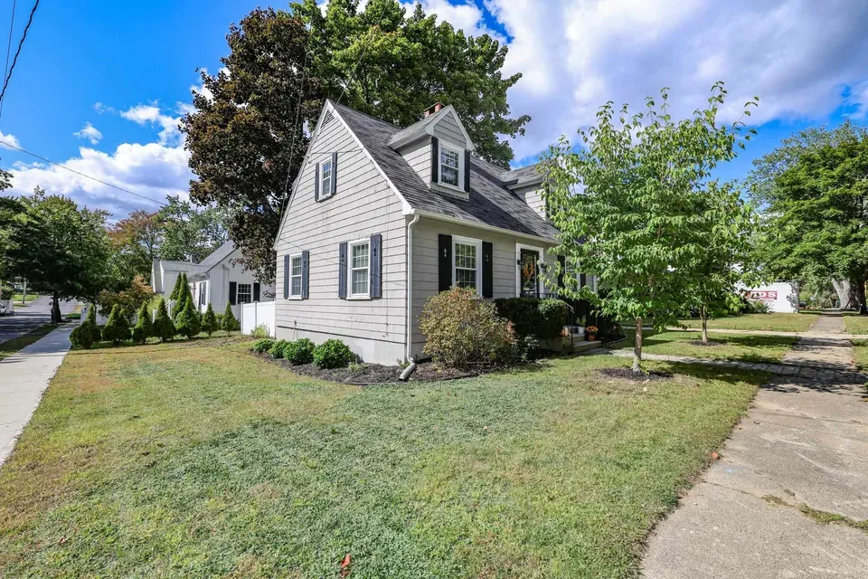 2 Bed 1 Bath Classic Historic Era Home in Manchester, NH - 4