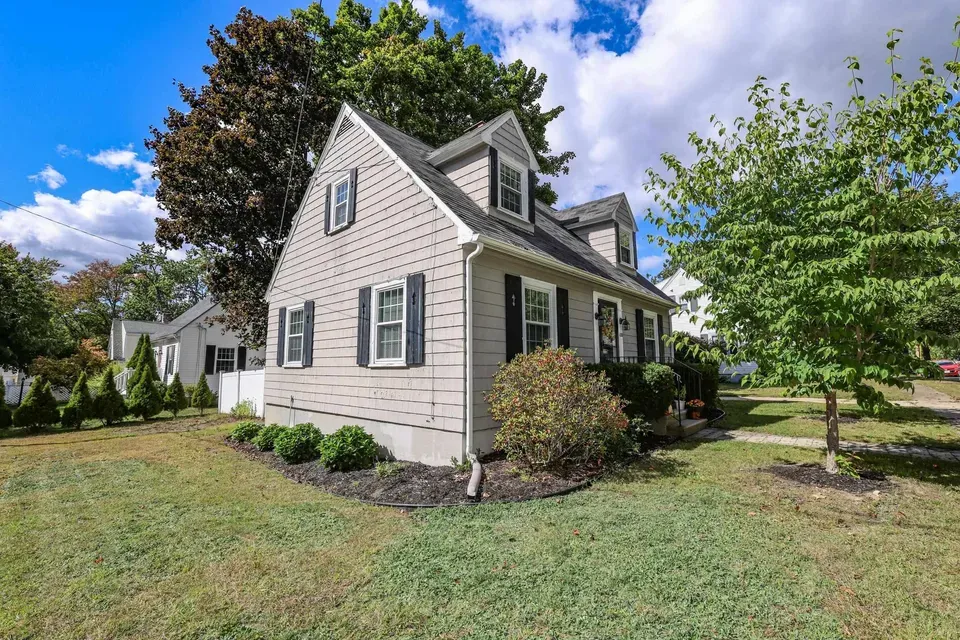 2 Bed 1 Bath Classic Historic Era Home in Manchester, NH - 5