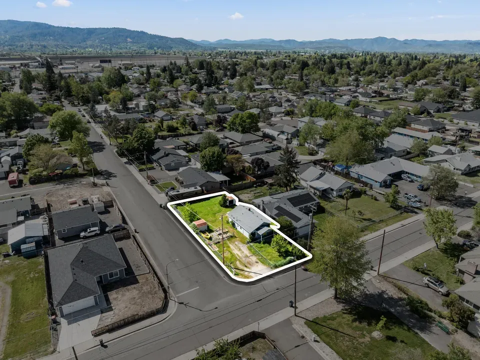 2 Bed 1 Bath Classic Historic Era Home in Medford, OR - 4