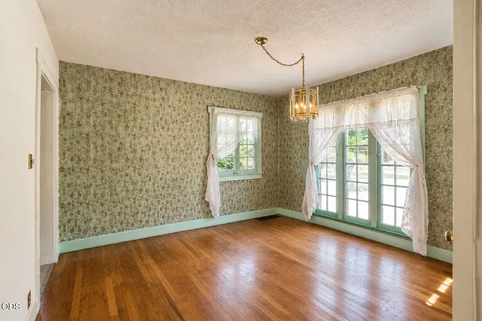 2 Bed 1 Bath Classic Historic Era Home in Medford, OR - 5