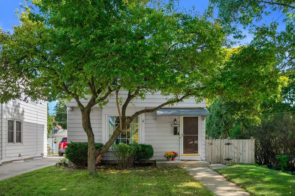 2 Bed 1 Bath Classic Historic Era Home in Milwaukee, WI