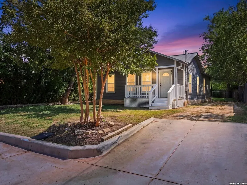2 Bed 1 Bath Classic Historic Era Home in New Braunfels, TX - 4