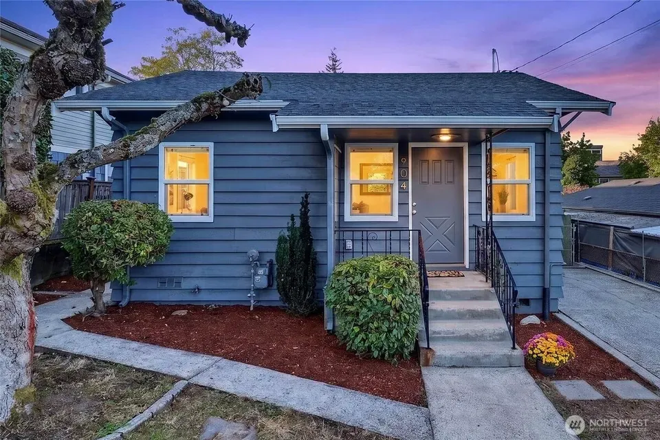 2 Bed 1 Bath Classic Historic Era Home in Seattle, WA - 1