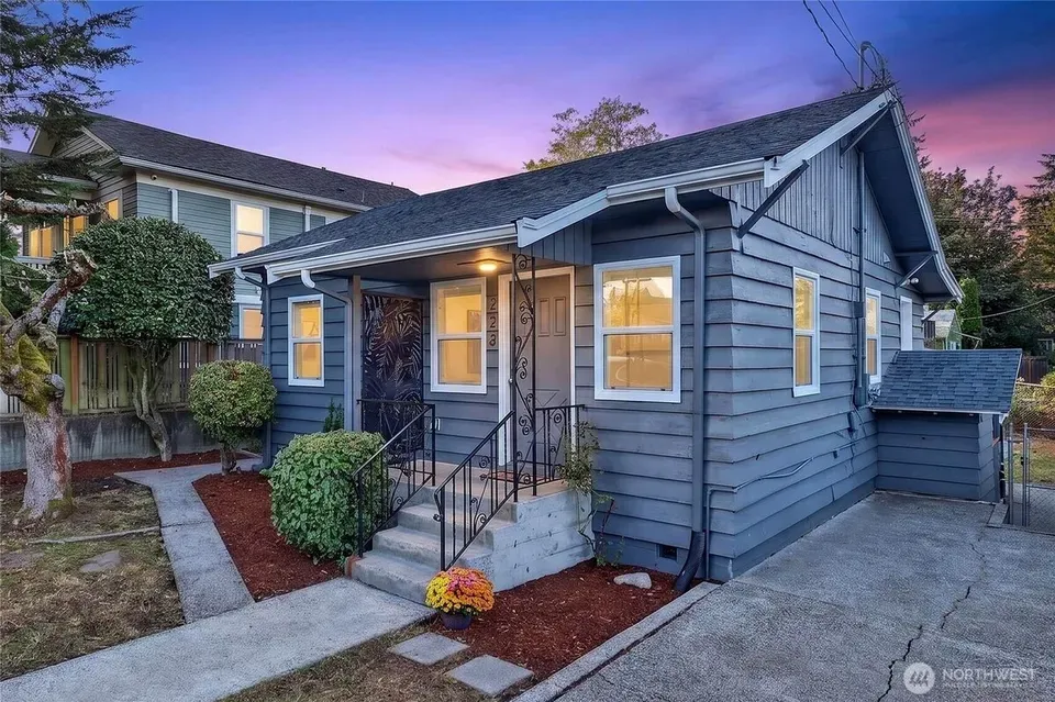 2 Bed 1 Bath Classic Historic Era Home in Seattle, WA - 2