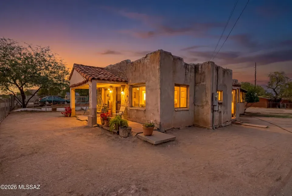 2 Bed 1 Bath Classic Historic Era Home in Tucson, AZ - 1