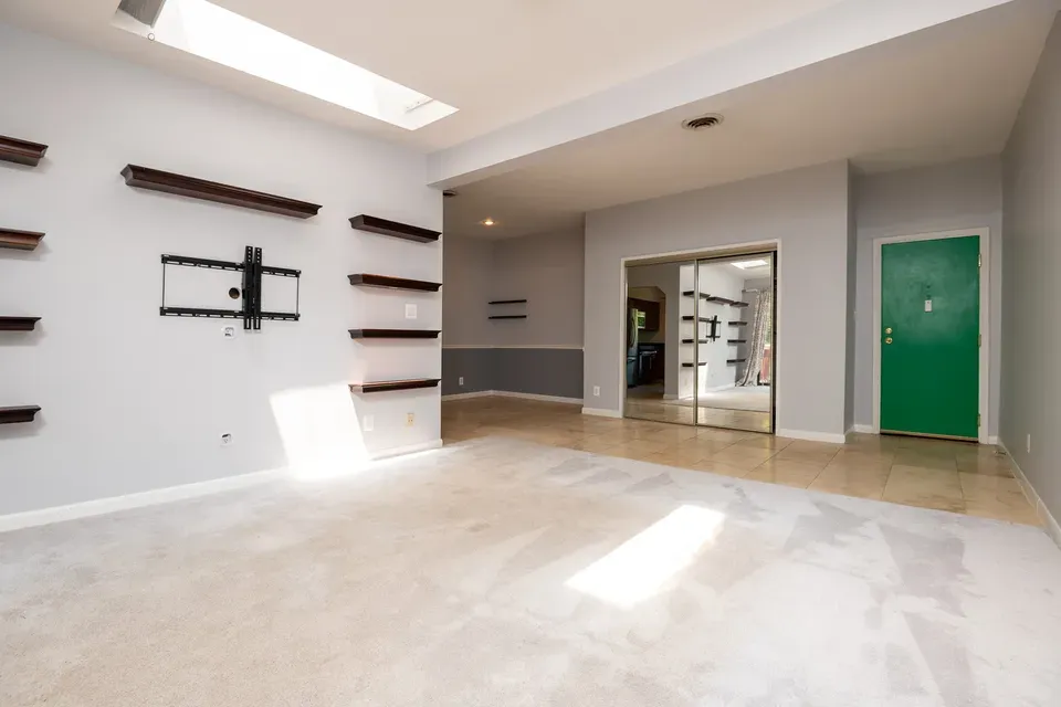 2 Bed 1 Bath Contemporary High-Rise Condo in Alexandria, VA - 2