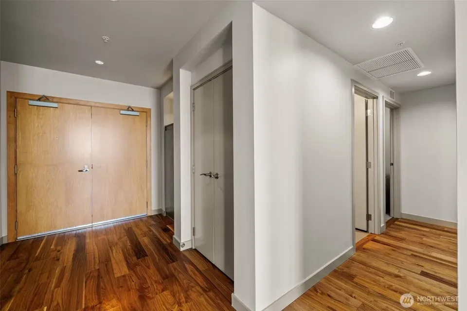 2 Bed 1 Bath Contemporary High-Rise Condo in Bellevue, WA - 4