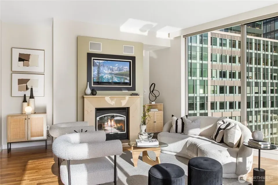 2 Bed 1 Bath Contemporary High-Rise Condo in Bellevue, WA - 3