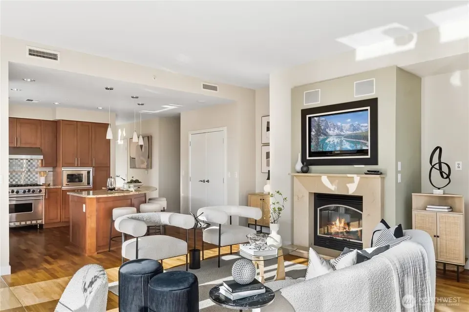 2 Bed 1 Bath Contemporary High-Rise Condo in Bellevue, WA - 4