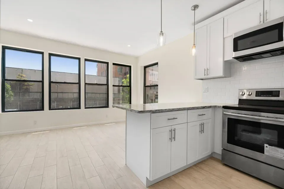 2 Bed 1 Bath Contemporary High-Rise Condo in Brooklyn, NY