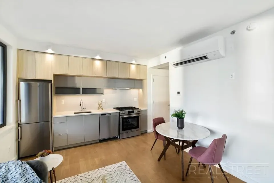 2 Bed 1 Bath Contemporary High-Rise Condo in Brooklyn, NY - 3