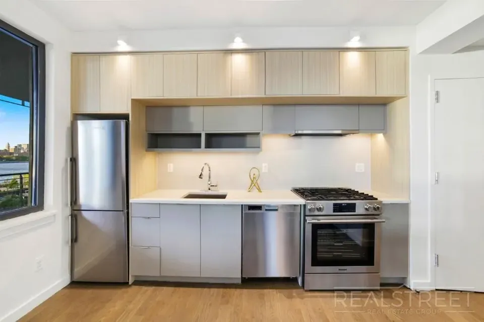 2 Bed 1 Bath Contemporary High-Rise Condo in Brooklyn, NY - 4