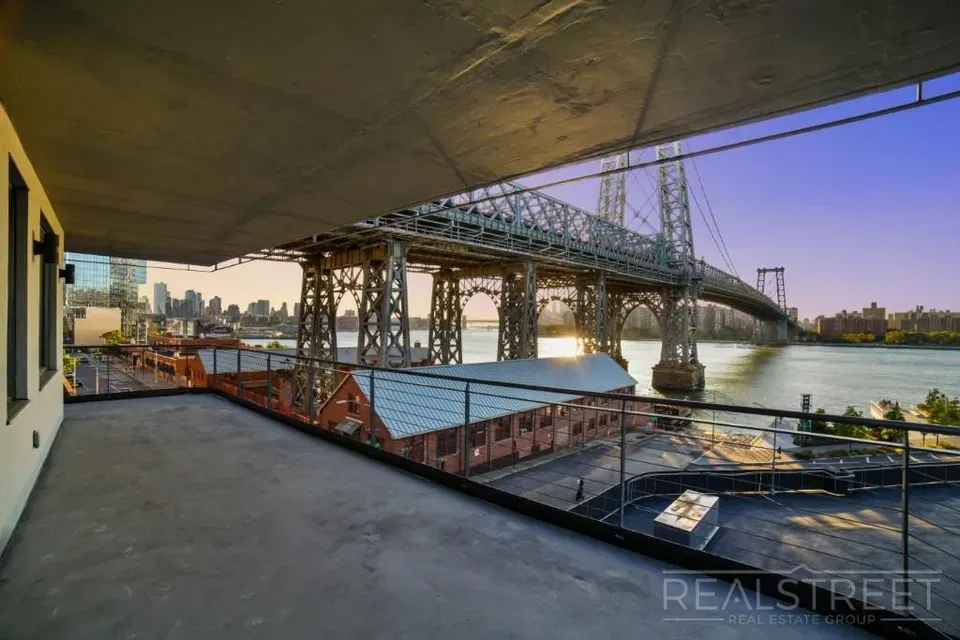 2 Bed 1 Bath Contemporary High-Rise Condo in Brooklyn, NY - 5