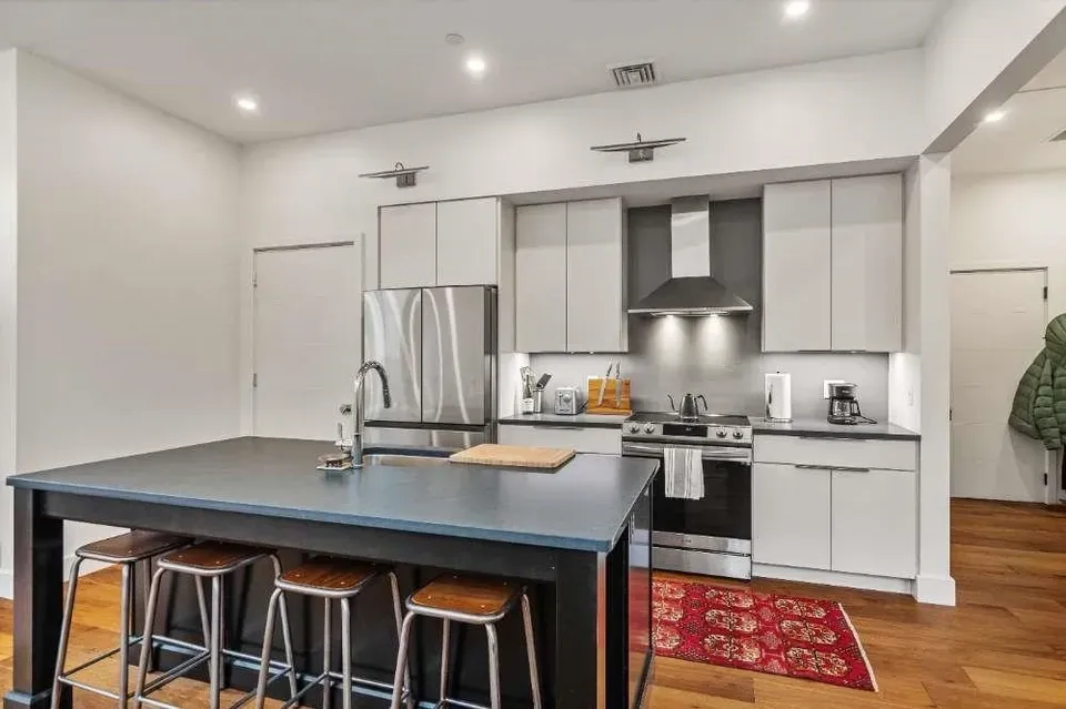 2 Bed 1 Bath Contemporary High-Rise Condo in Burlington, VT - 2