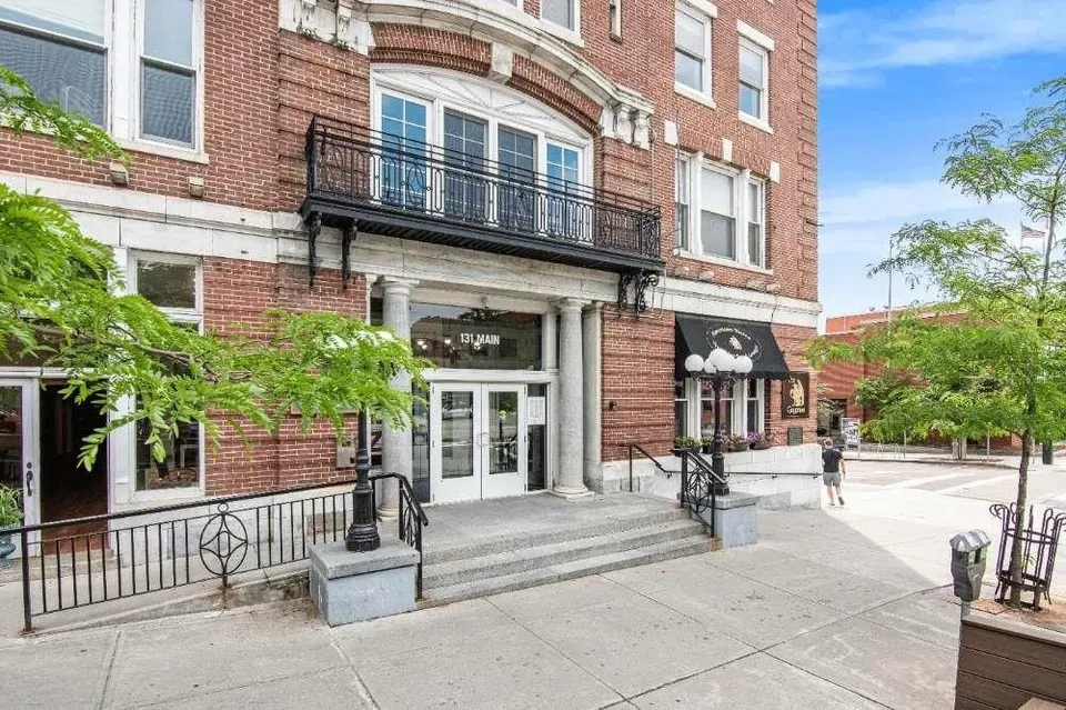 2 Bed 1 Bath Contemporary High-Rise Condo in Burlington, VT - 3