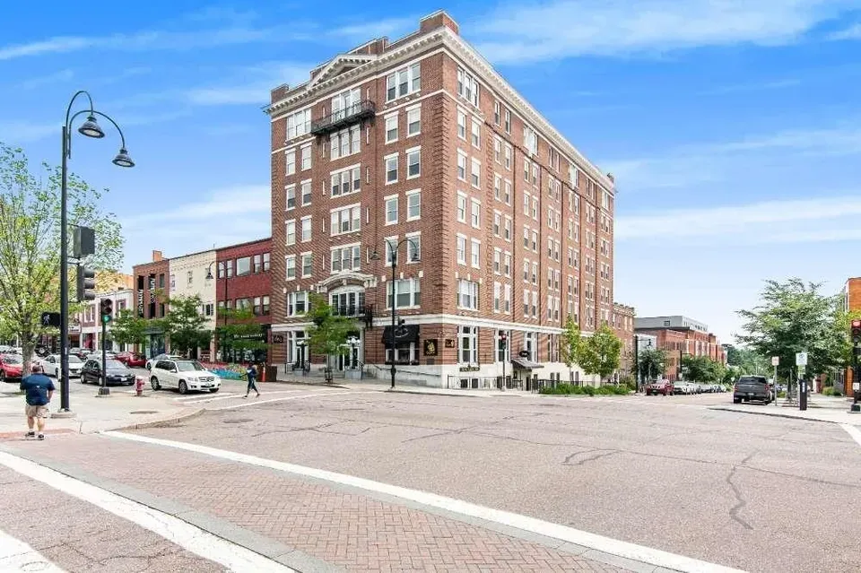 2 Bed 1 Bath Contemporary High-Rise Condo in Burlington, VT - 4